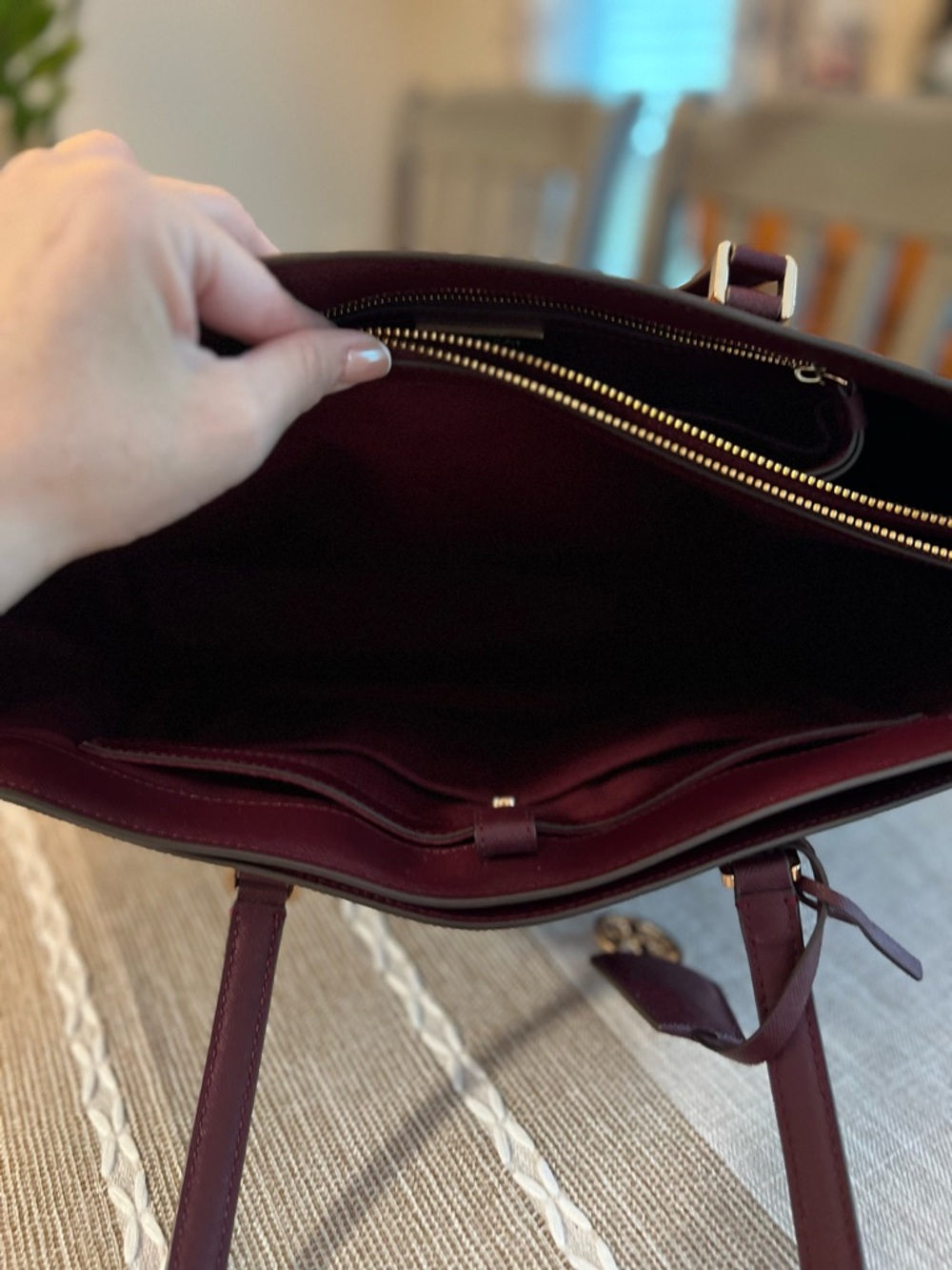 ⭐️ Tory Burch Burgundy Saffiano Leather Tote Bag Large Gold Logo Structured - Picture 9 of 12